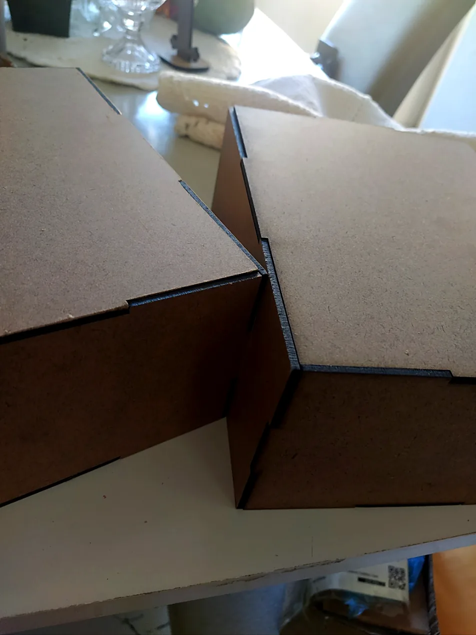Caixas em MDF com encaixes cortados em CNC