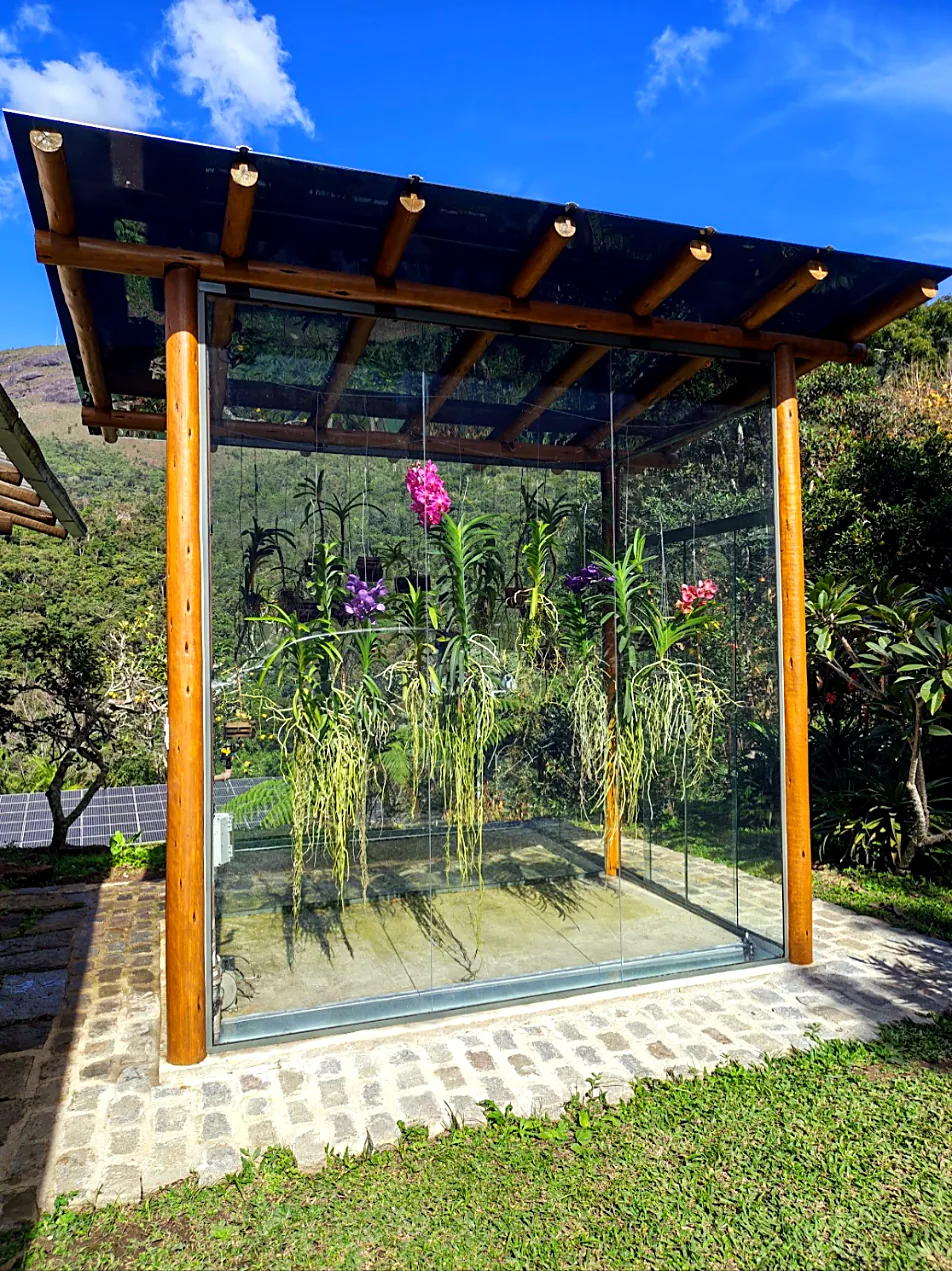 Cobertura e fechamento em vidro com estrutura de madeira